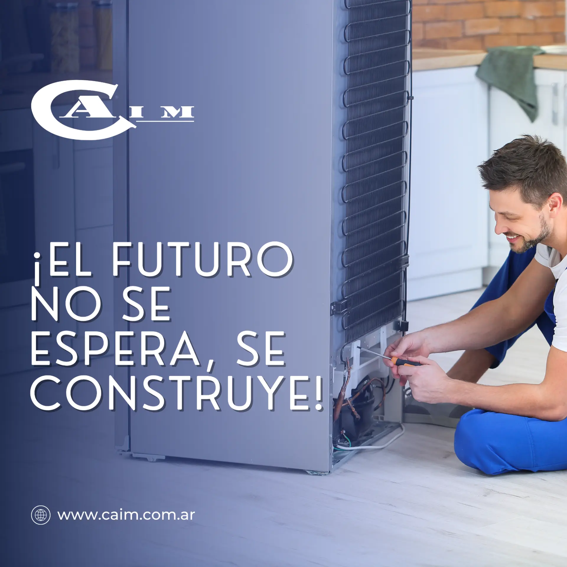 Pieza de CAIM con la frase «El futuro no se espera, se construye» sobre la reparación de un equipo de frío.